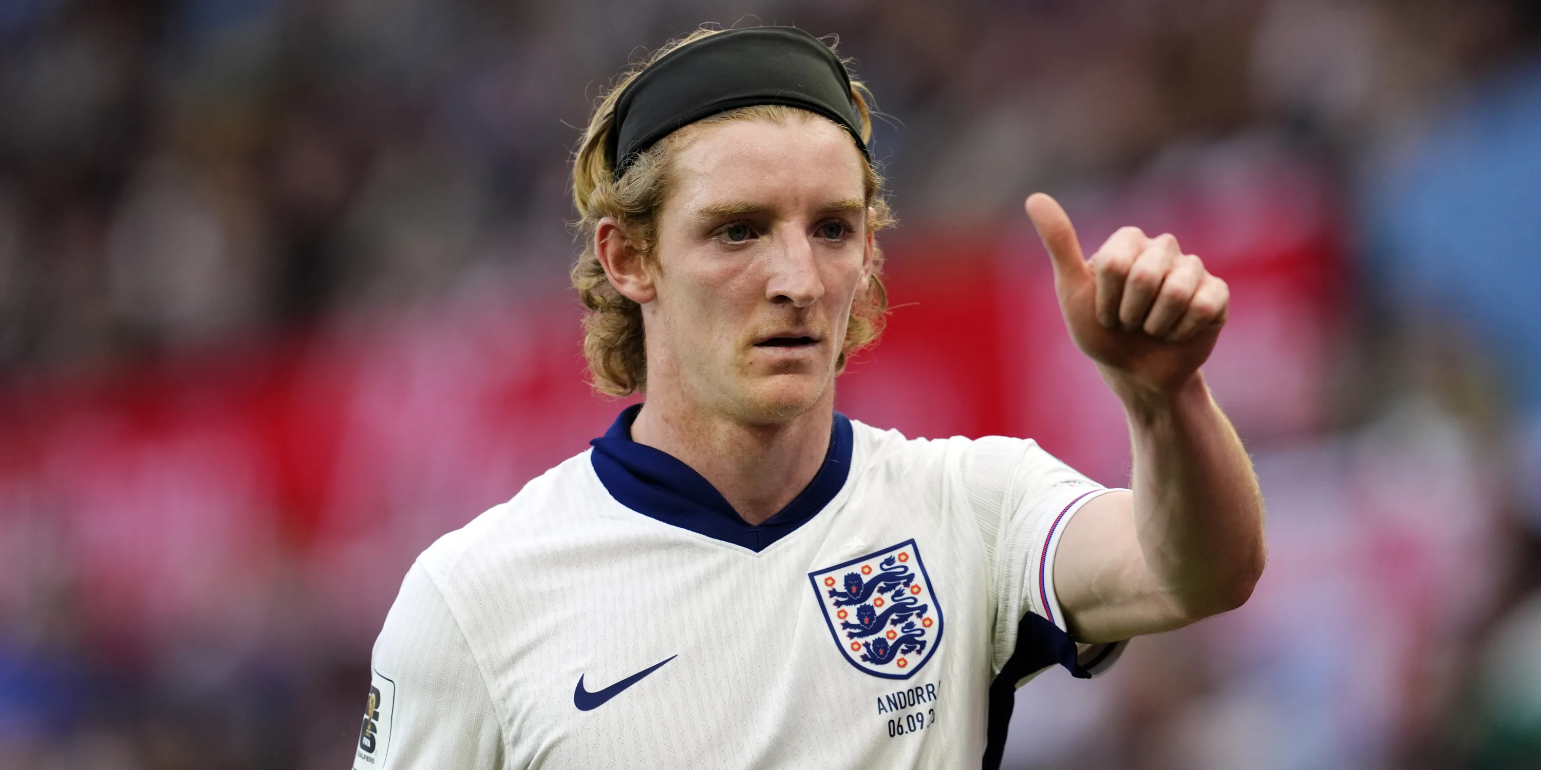 Anthony Gordon chơi cho Đội tuyển Anh tại sân vận động