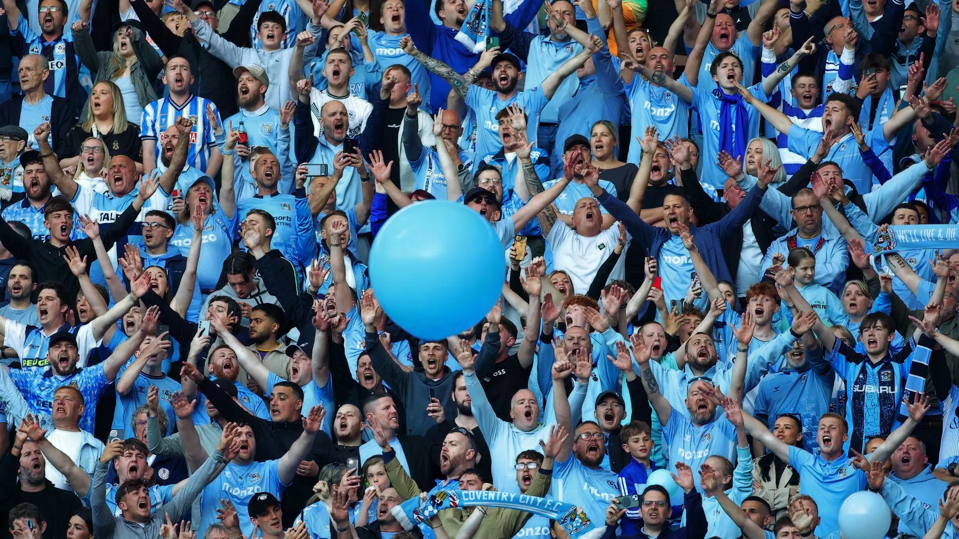 Các cầu thủ Coventry City thi đấu trên sân CBS Arena trong không khí sôi động