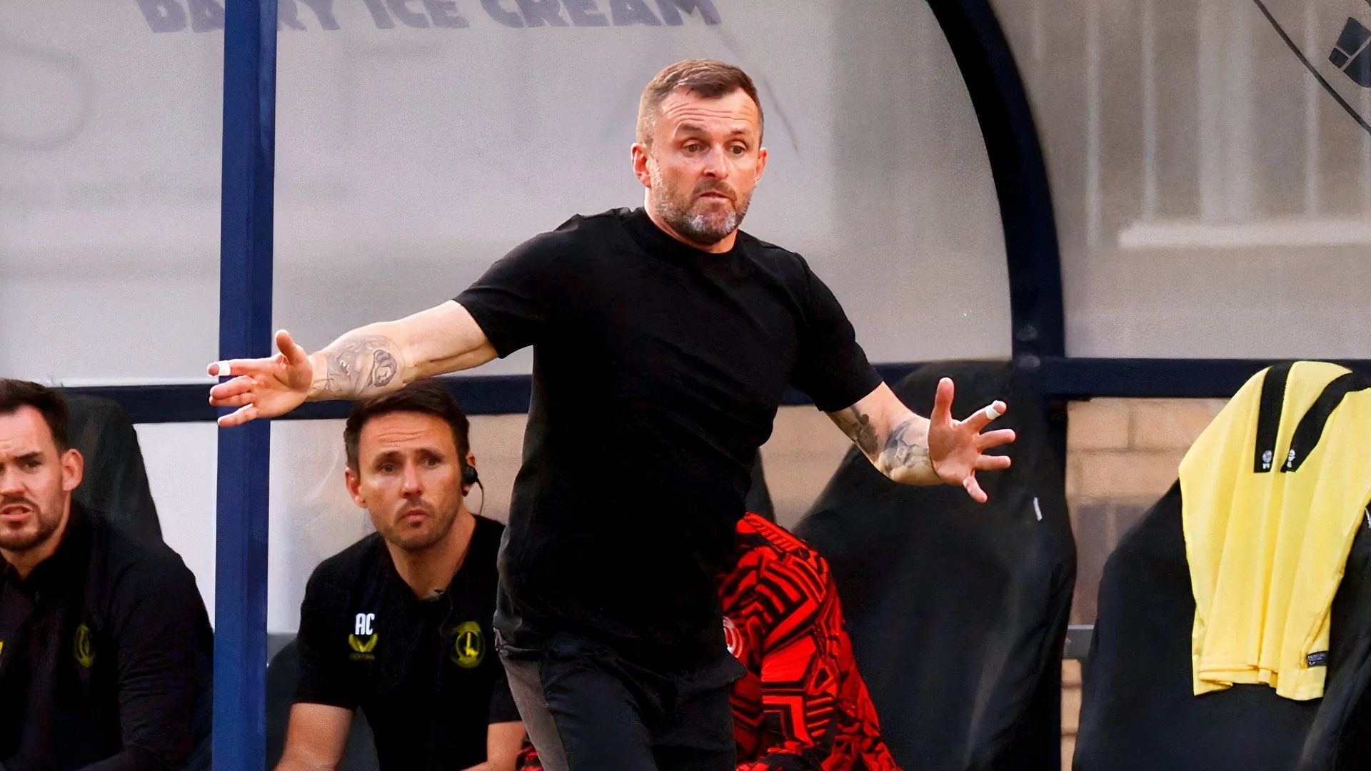 Cảnh tượng phấn khích của huấn luyện viên Nathan Jones bên cạnh đội ngũ cầu thủ sau trận thắng