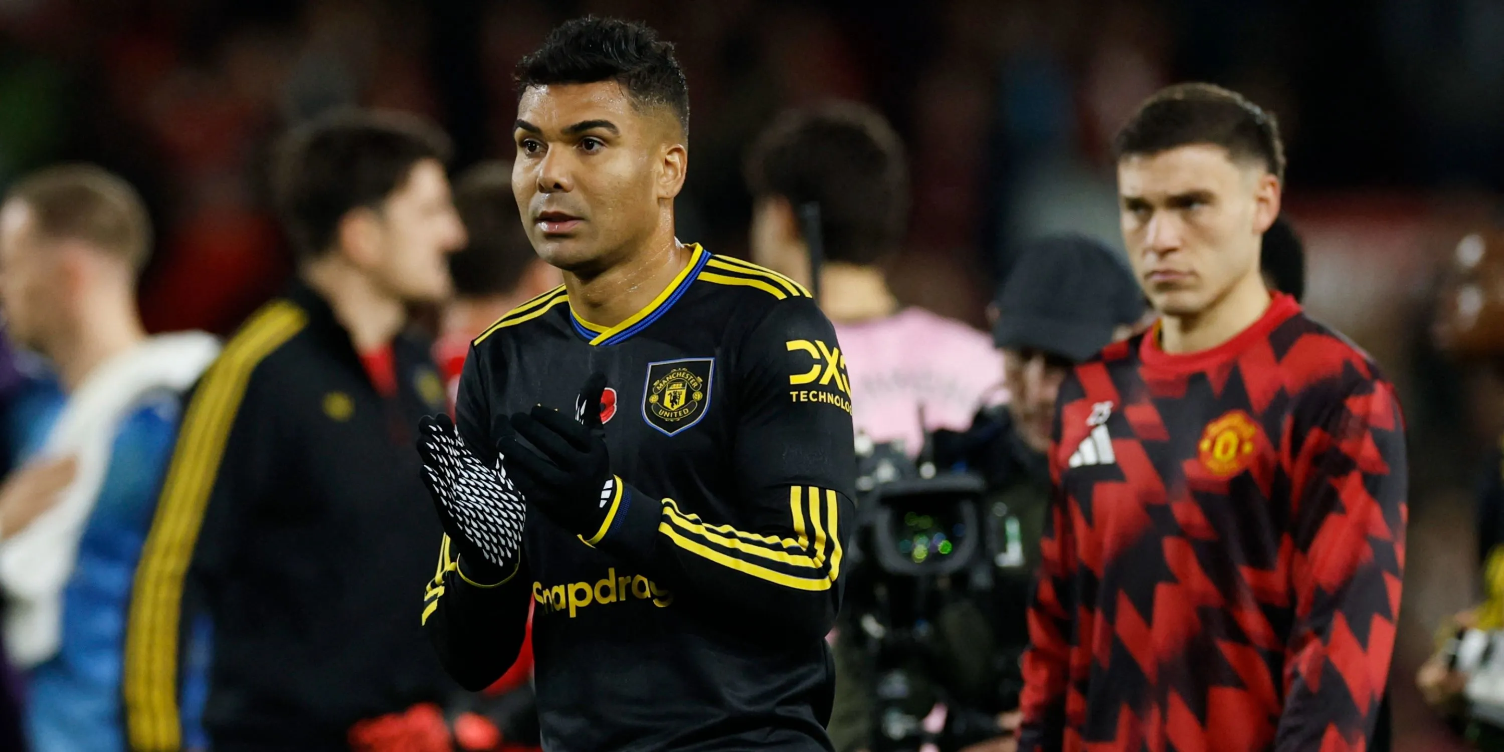 Casemiro của Manchester United trong trang phục đỏ trên sân trong một trận đấu Premier League