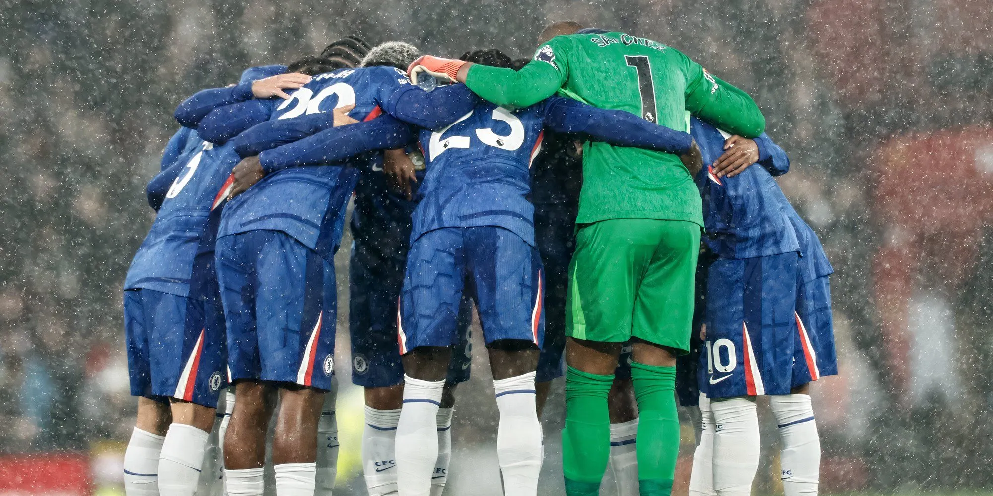 Cầu thủ Chelsea trong trang phục áo xanh trên sân Premier League