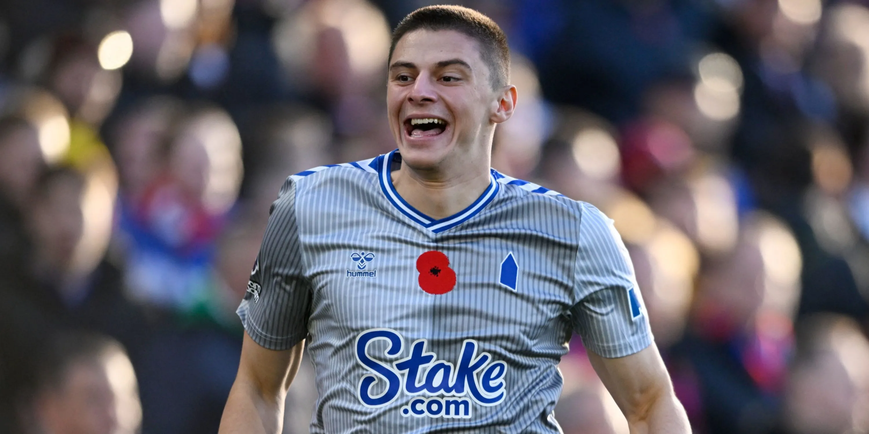 Cầu thủ hậu vệ trái Vitalii Mykolenko trong màu áo Everton