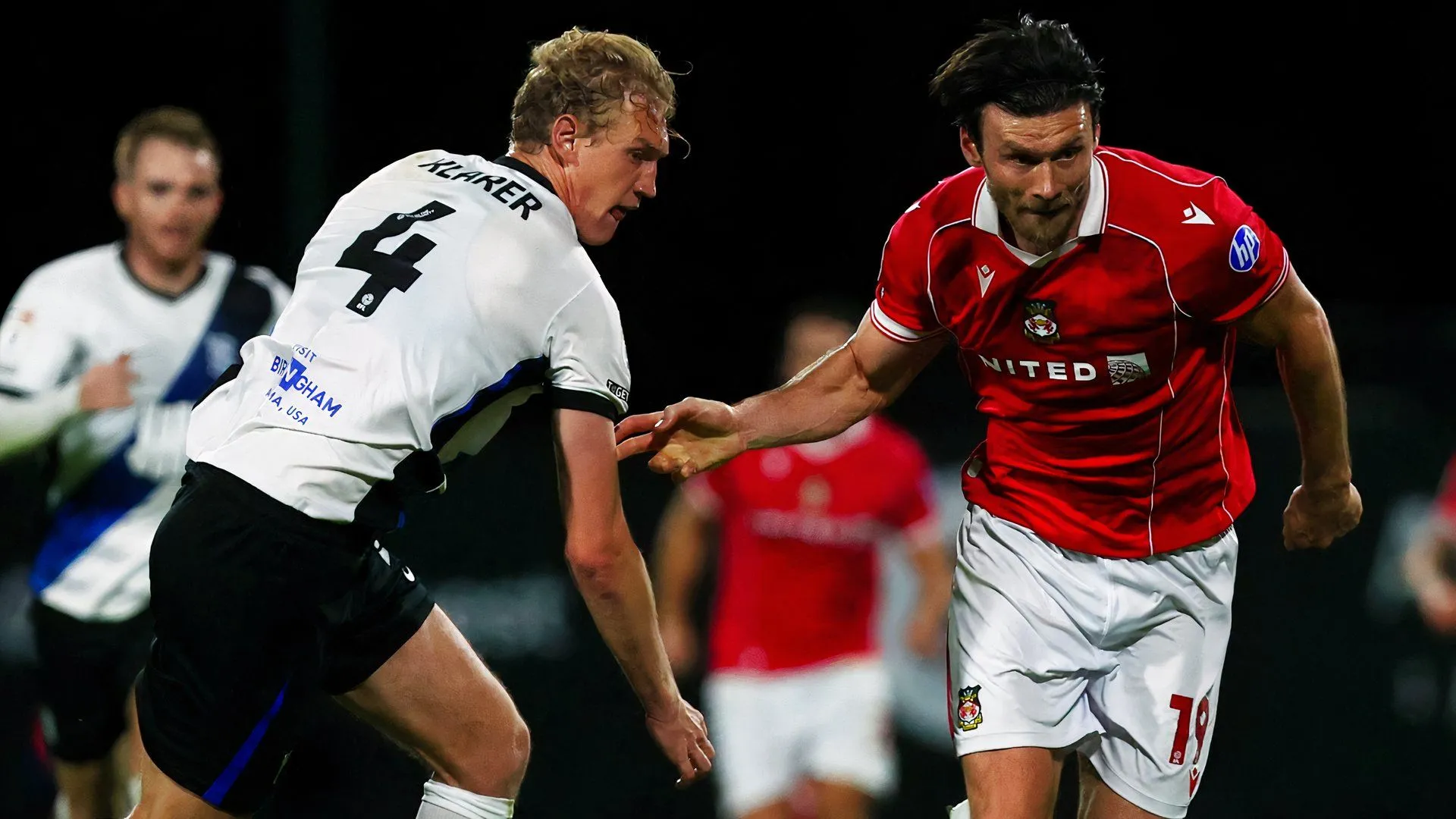 Cầu thủ phòng thủ Christoph Klarer trong pha tranh chấp bóng trên không với các tiền đạo đối phương