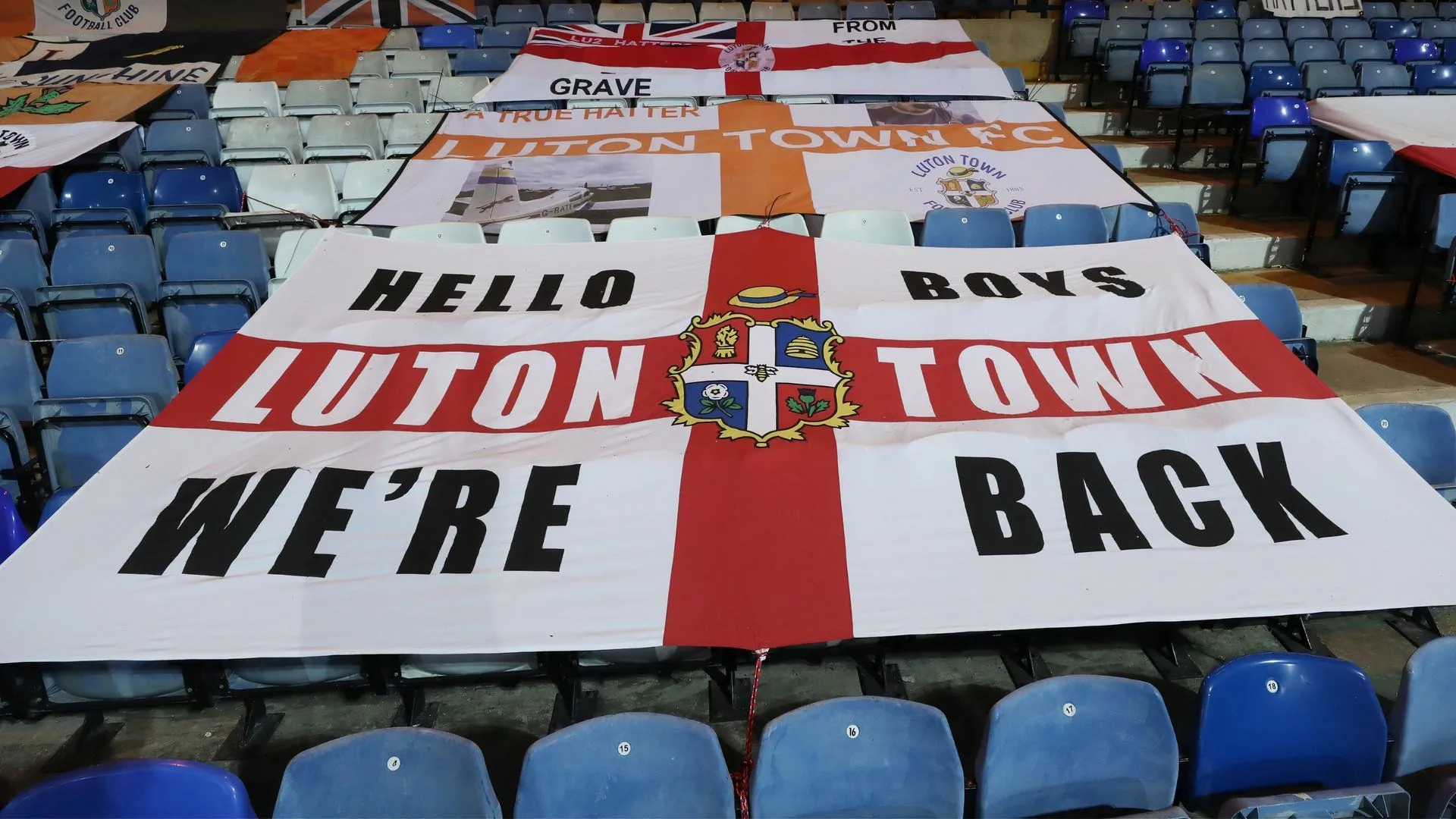 Cờ Luton Town tại sân Kenilworth Road, biểu tượng lịch sử của câu lạc bộ