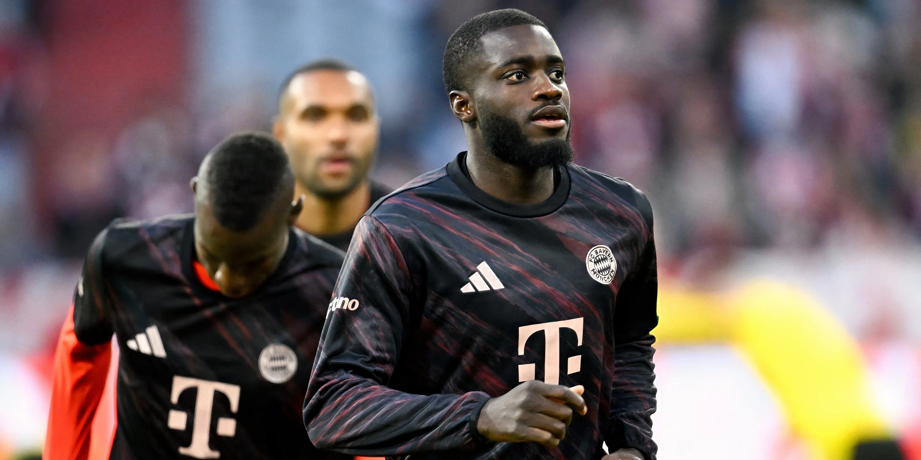 Dayot Upamecano của Bayern Munich trong tư thế phòng thủ trận đấu Champions League
