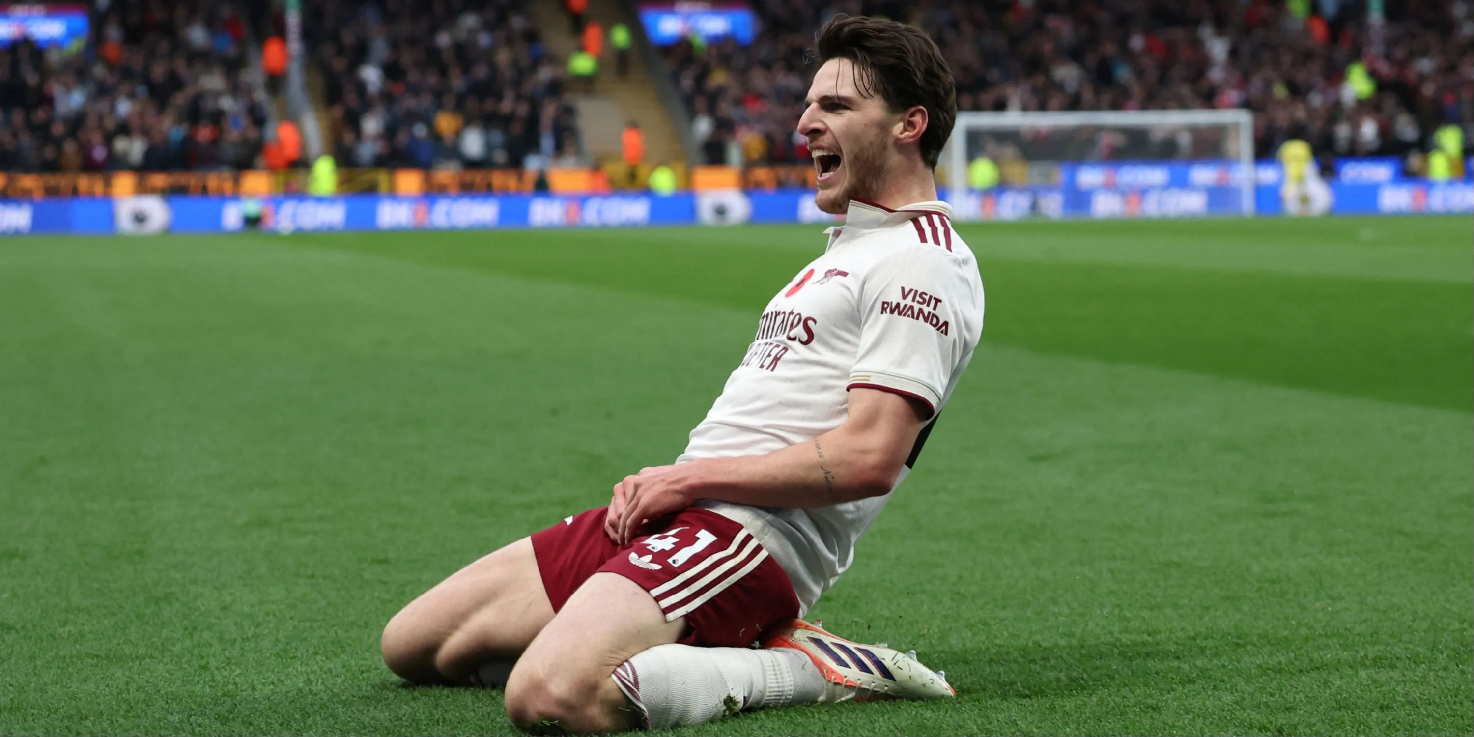 Declan Rice thực hiện một pha phục vụ từ góc sân khi đội Arsenal tranh tài với Burnley