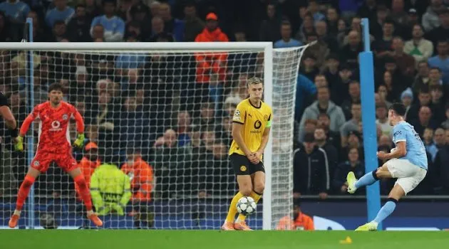 Foden lập cú đúp vào lưới Dortmund trong trận Champions League