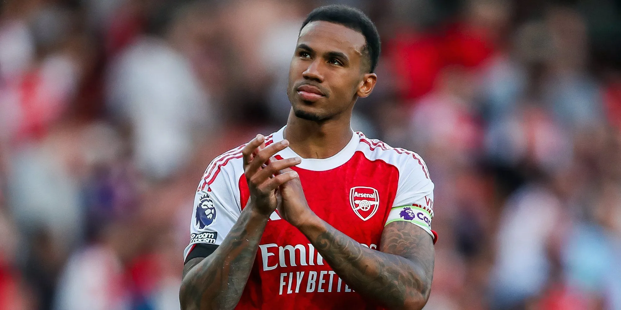 Gabriel Magalhães trong trang phục Arsenal, thể hiện khả năng phòng thủ và tấn công