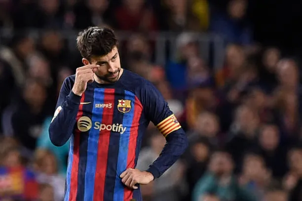 Gerard Piqué không ngăn được những giọt nước mắt trong ngày chia tay sự nghiệp cầu thủ