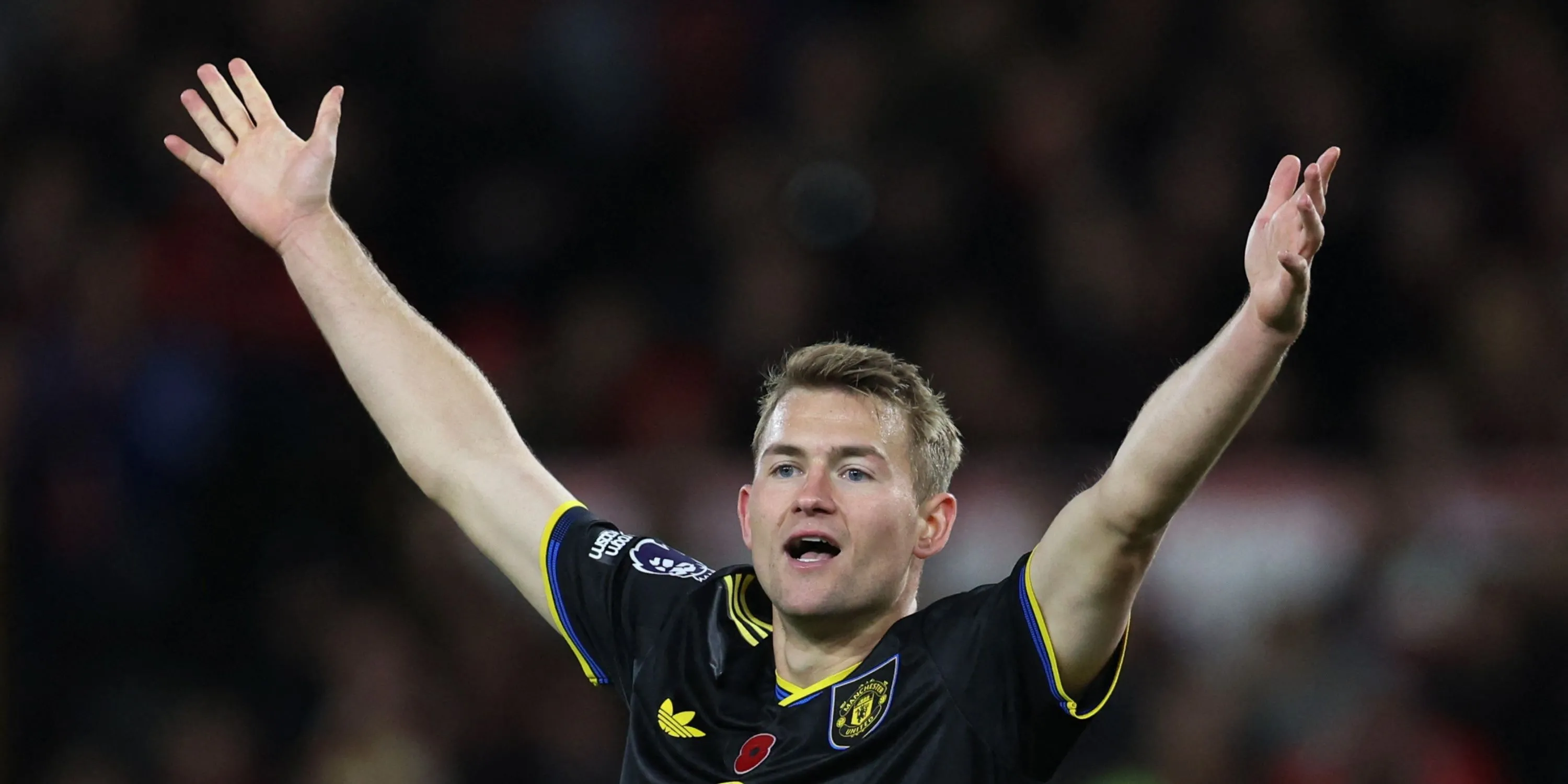 Hậu vệ Matthijs de Ligt của Manchester United chuẩn bị phòng ngự trong trận đấu Premier League