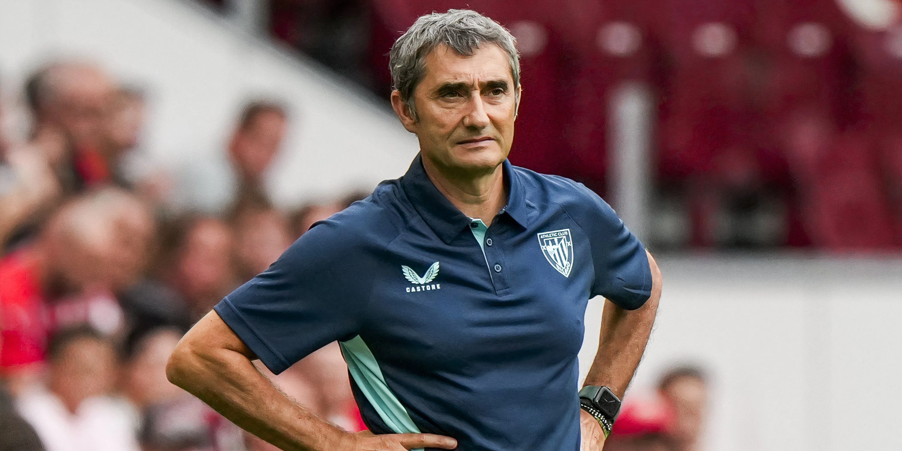 Huấn luyện viên Athletic Bilbao Ernesto Valverde theo dõi từ kỳ đường