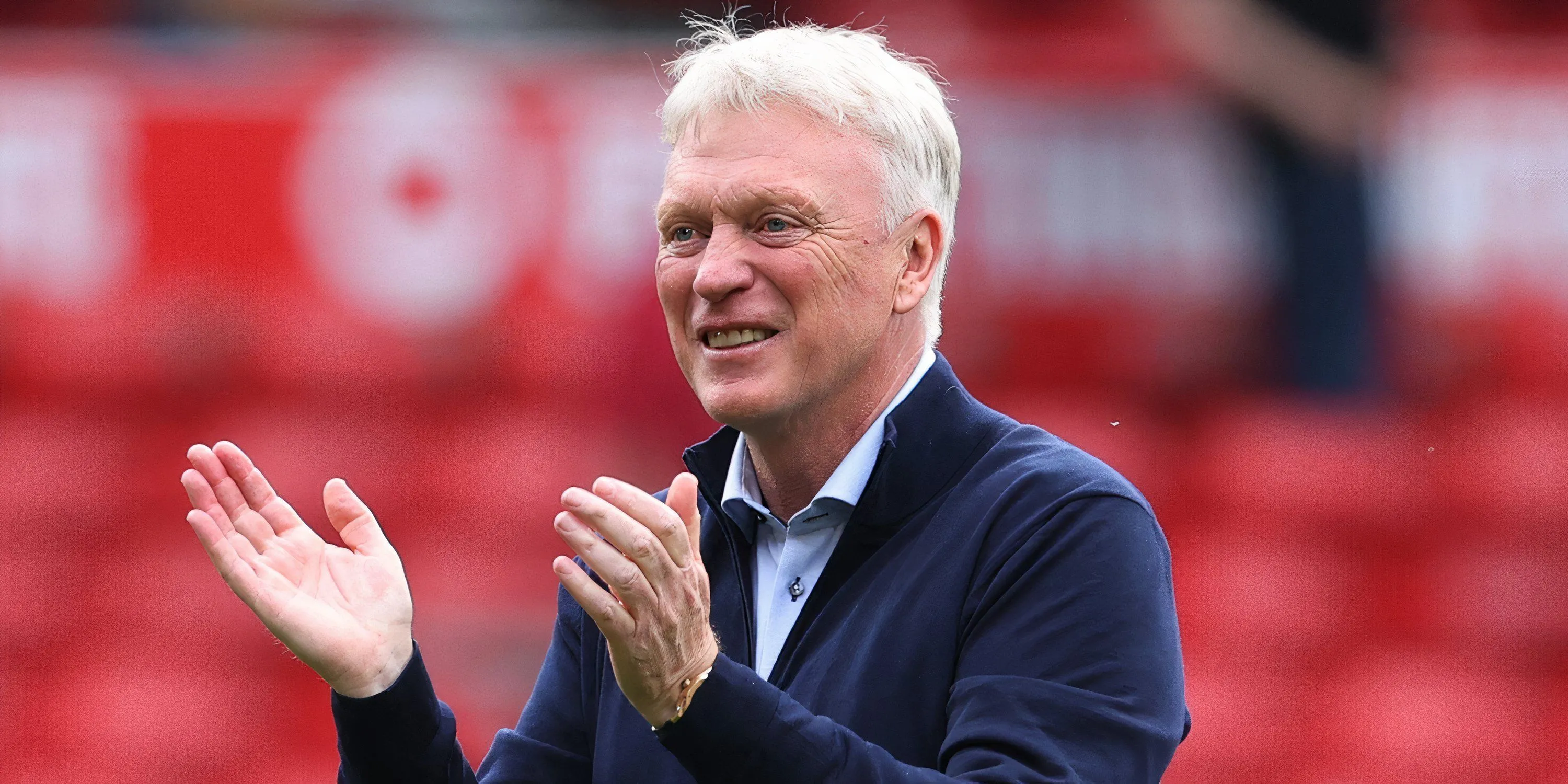 Huấn luyện viên David Moyes đang chỉ đạo trận đấu từ ban huấn luyện