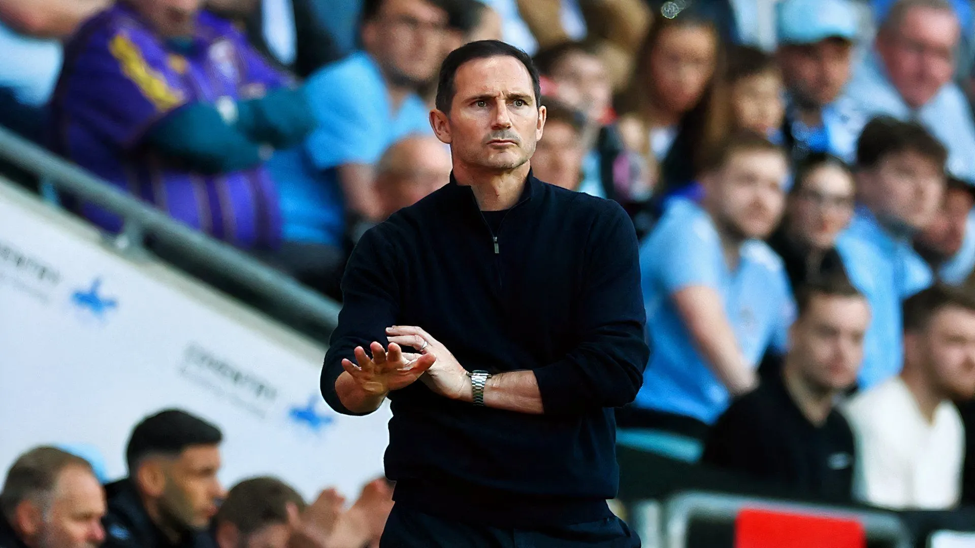Huấn luyện viên Frank Lampard trao chiến thuật cho các cầu thủ Coventry City