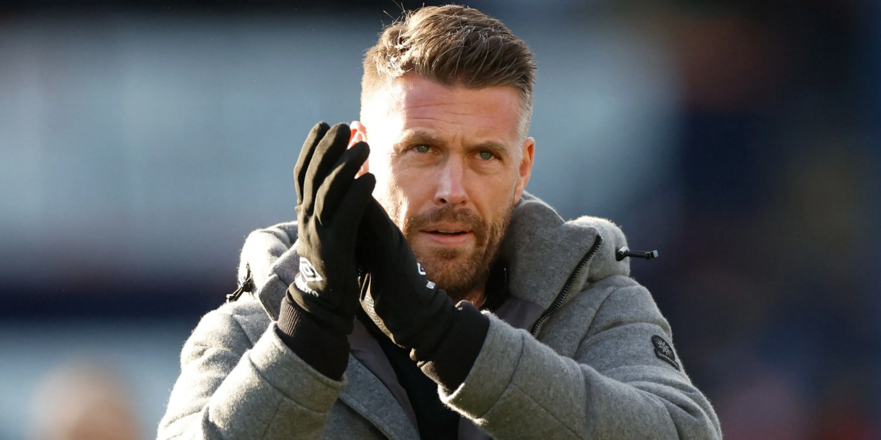 Huấn luyện viên Rob Edwards trong trận đấu tại Luton Town