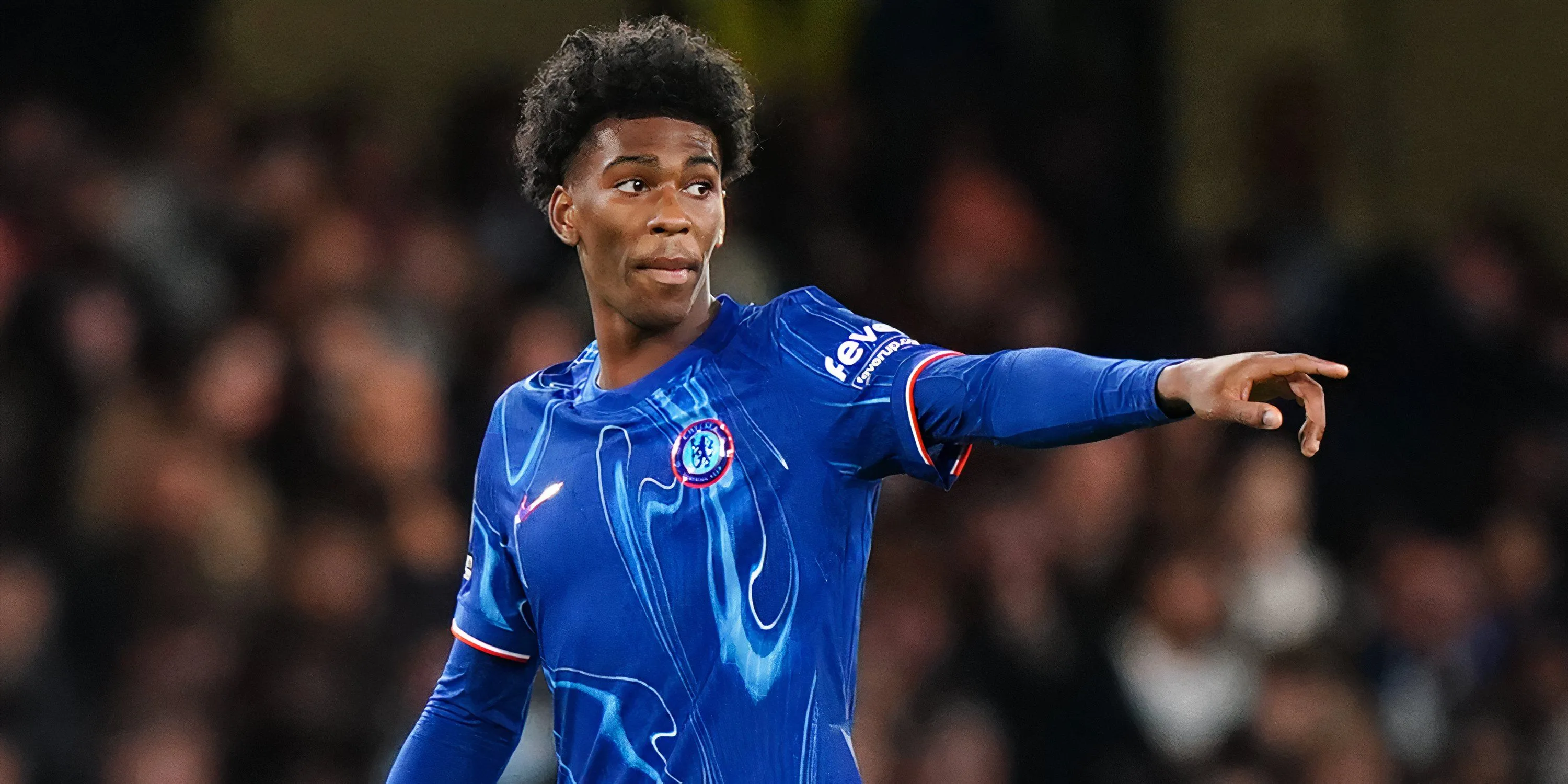 Josh Acheampong phòng ngự cứng cỏi cho Chelsea tại Stamford Bridge