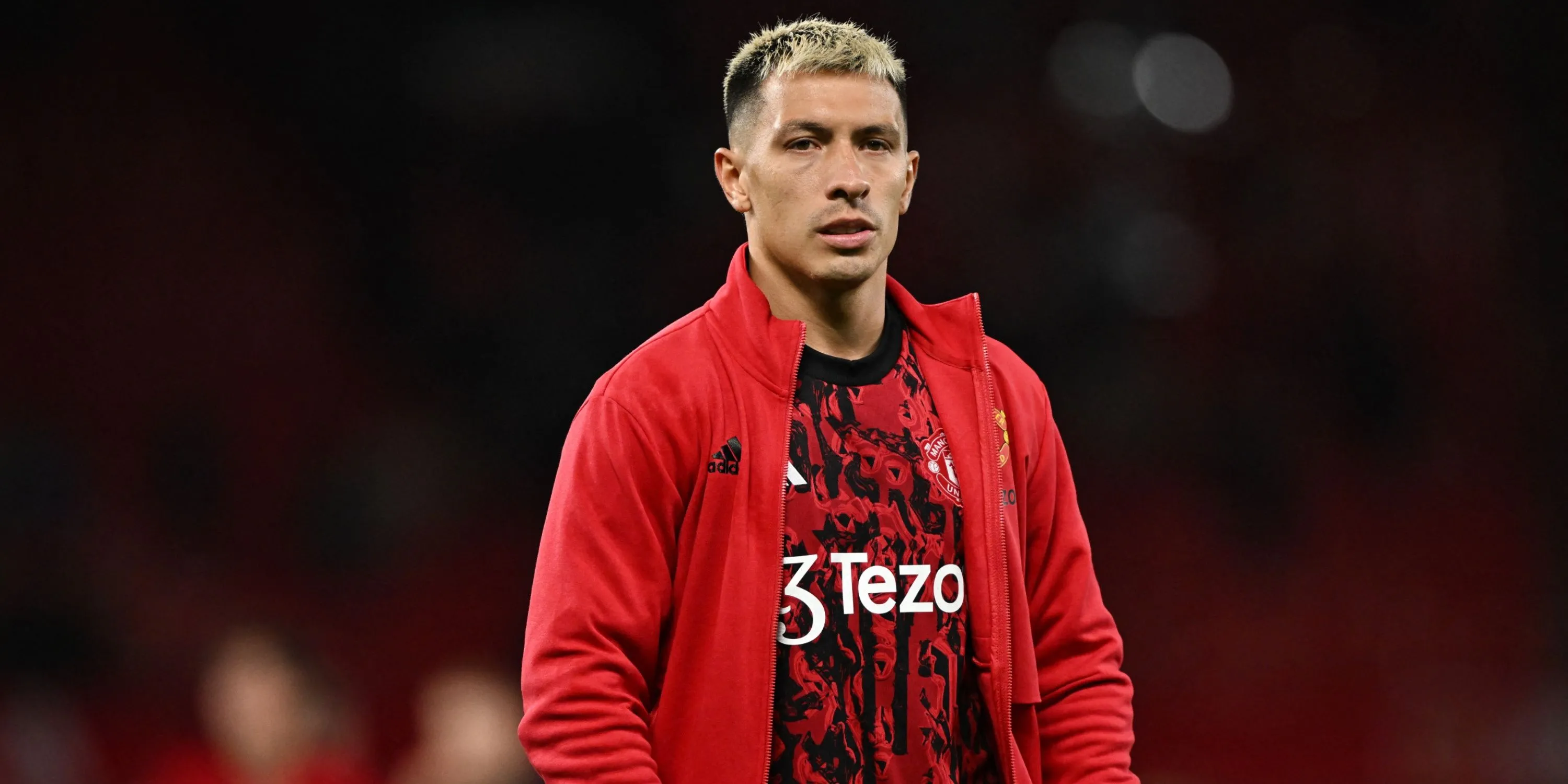 Lisandro Martinez trong một pha dứt điểm quyết đoán trước khung thành đối phương