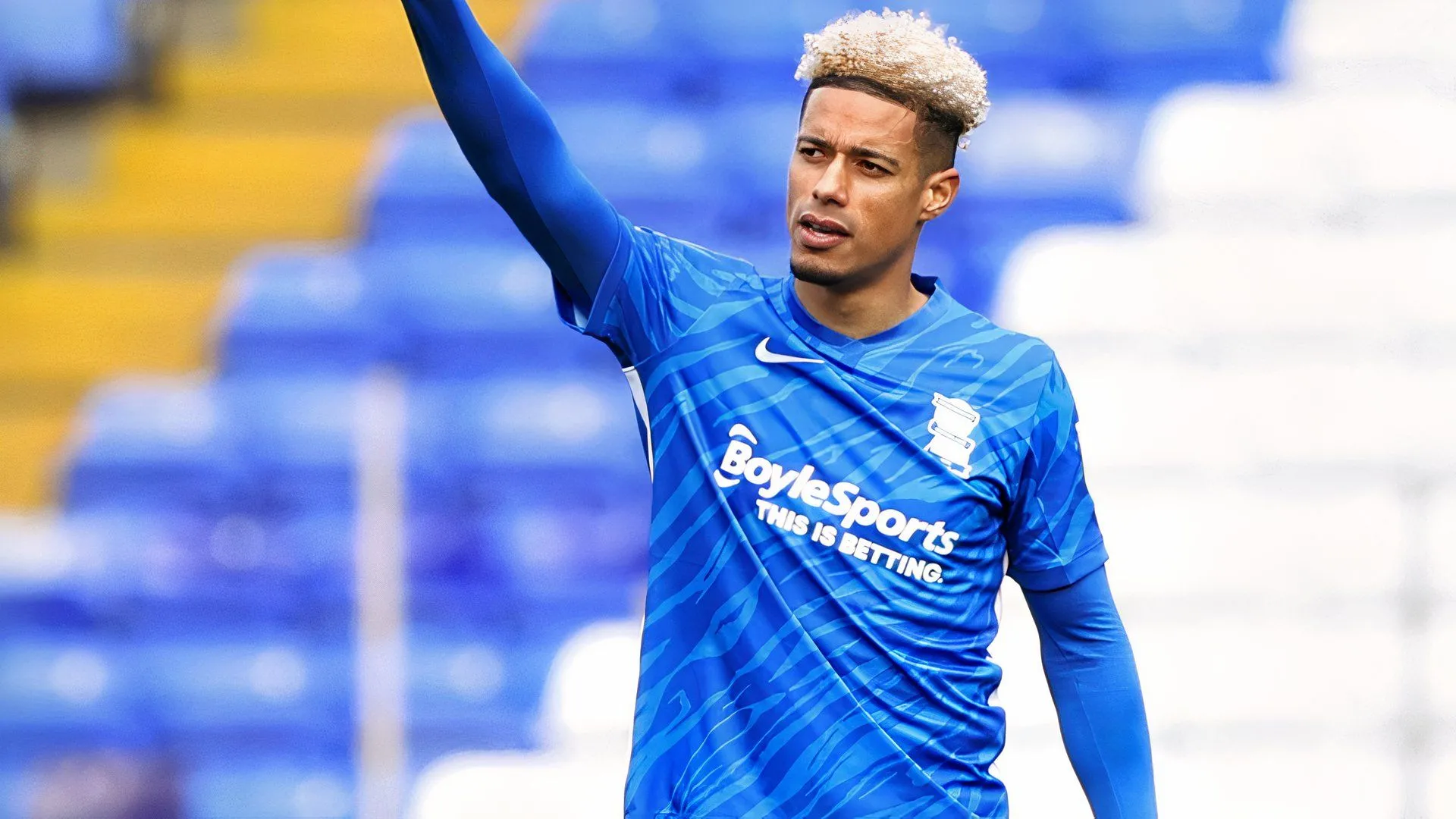 Lyle Taylor từng chơi cho Birmingham City và Charlton Athletic