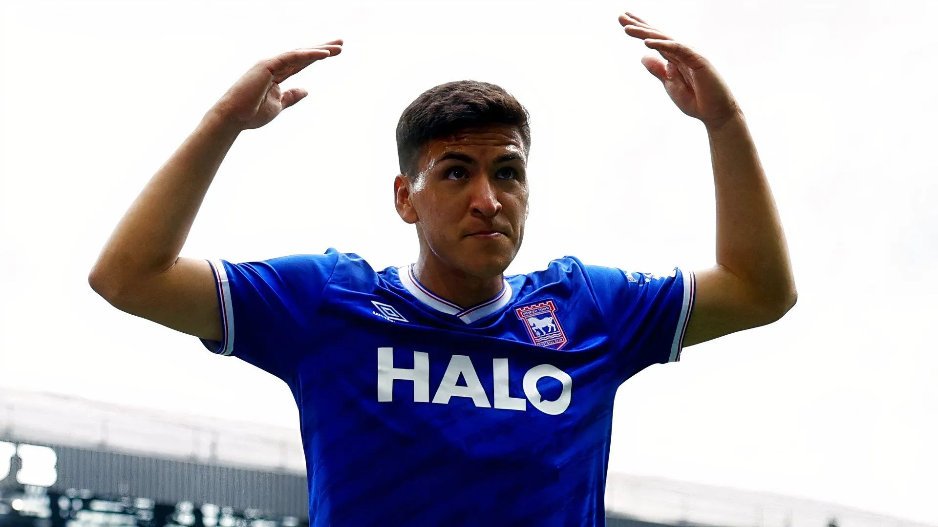 Marcelino Nunez của Ipswich Town đối đầu với Norwich City