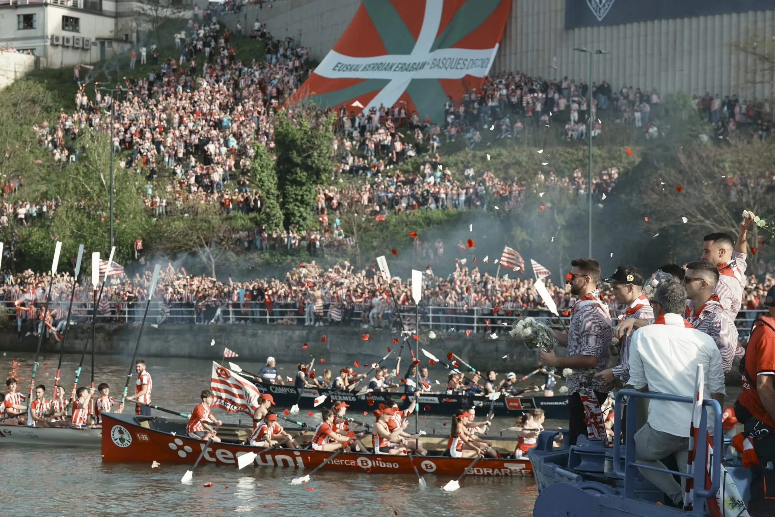 Mừng ăn mừng lịch sử của Athletic Club trên sông Nervion sau 40 năm chờ đợi một danh hiệu lớn