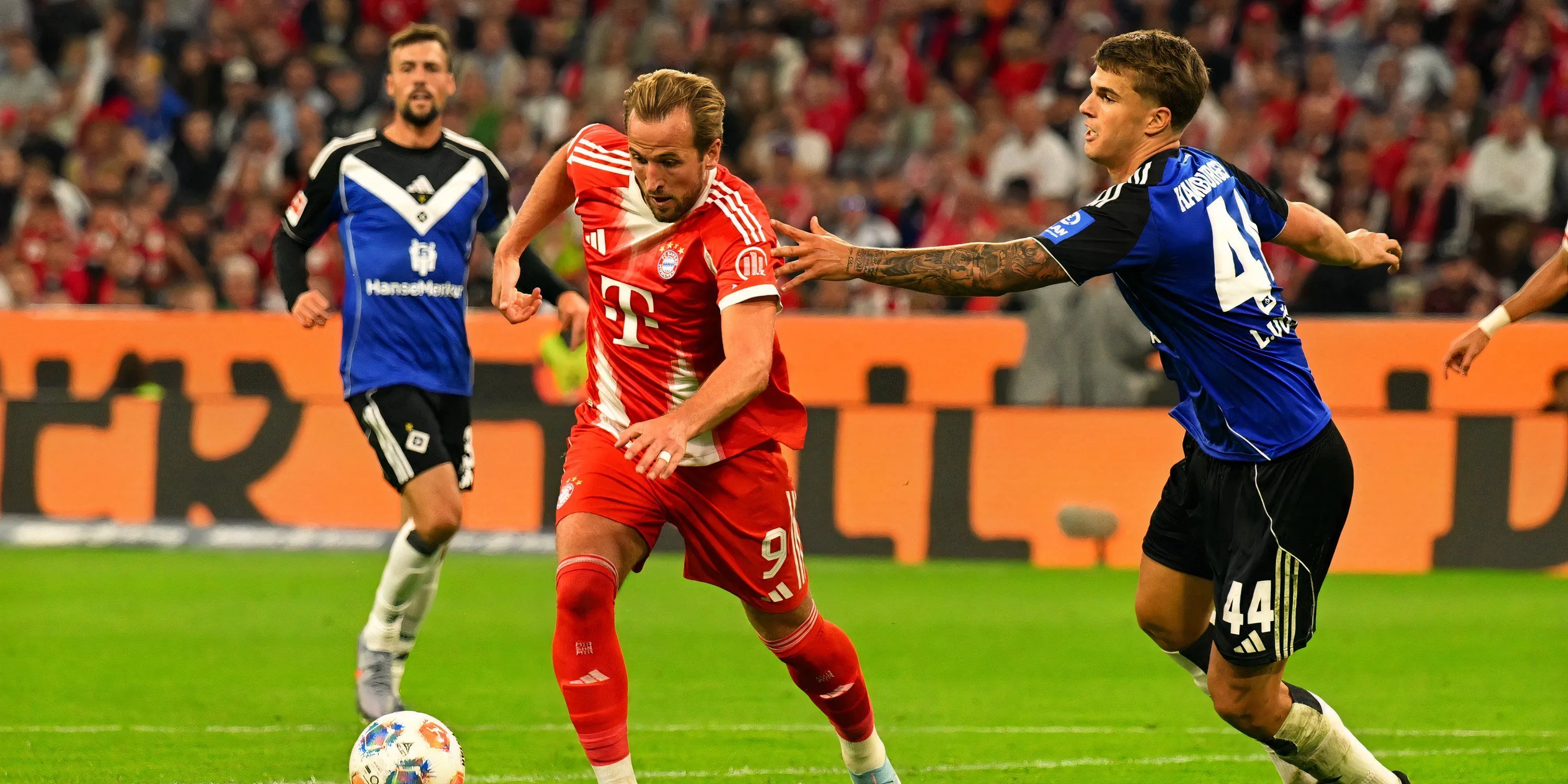 Striker Harry Kane đối đầu với hậu vệ Luka Vuskovic trong cuộc thi đấu trên sân