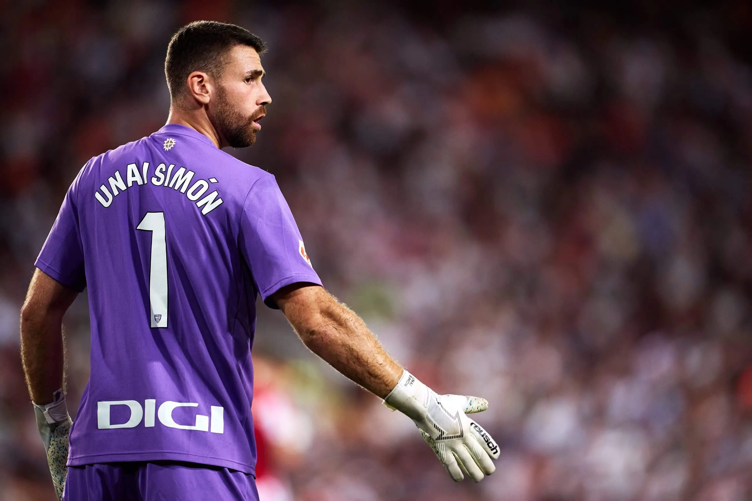 Thủ môn Unai Simon trong khung gôn và là biểu tượng cho niềm tự hào xứ Basque