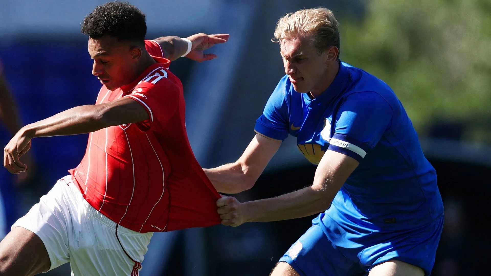 Thuyền trưởng Christoph Klarer tập trung, chỉ đạo phòng thủ trong trận gặp Millwall tại St. Andrew's