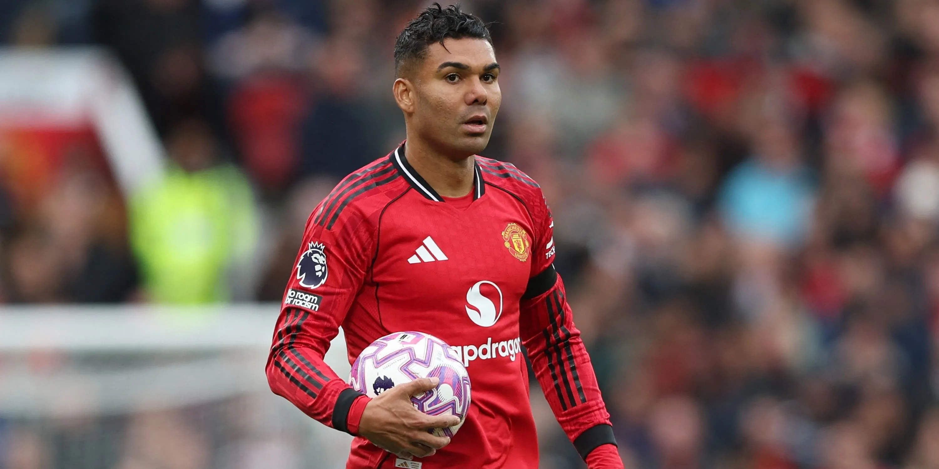 Tiền vệ Casemiro của Manchester United tranh chấp bóng trong không chiến