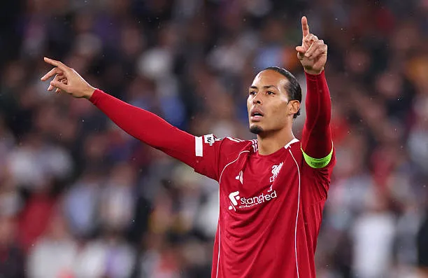 Trung vệ Virgil Van Dijk tỏ ra lạnh nhạt với đồng đội cũ Trent Alexander-Arnold