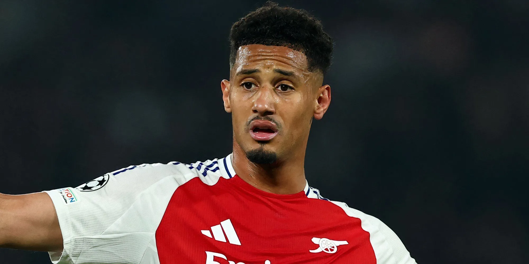 William Saliba trong màu áo Arsenal, thể hiện kỹ năng phòng thủ xuất sắc